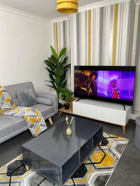 Communal lounge/ TV room, TV and multimedia, Living room, Seating area, Evening entertainment