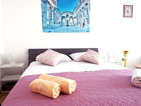 Bed, TV and multimedia, Balcony/Terrace, Balcony/Terrace, Living room, Seating area, Bedroom, Pets, Street view, Family, furniture, furniture, internet, internet, pet friendly, pet friendly, storage, storage, toaster, towels, towels, laundry, washing machine, kitchen, air conditioner