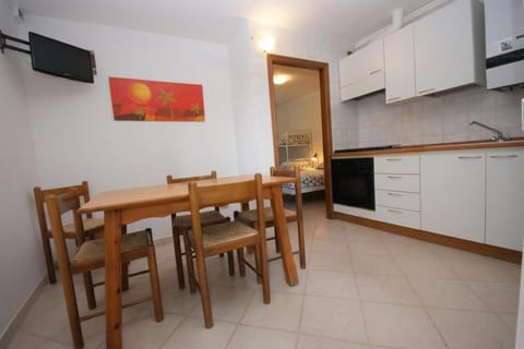 Day, Kitchen or kitchenette, Seating area, Dining area, Time of day, oven