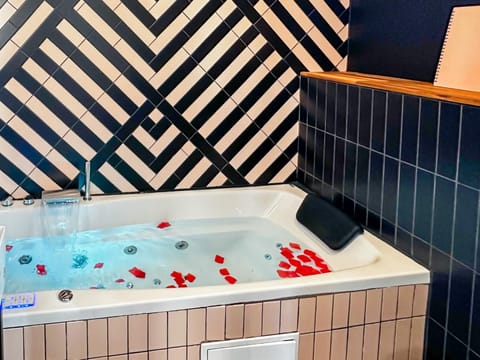 Hot Tub, Bath