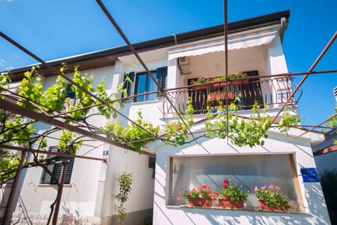 Facade/entrance, Balcony/Terrace, Floor plan