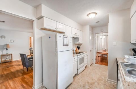 Near Parks & Shopping- Hickory Ridge Hideaway House in Memphis