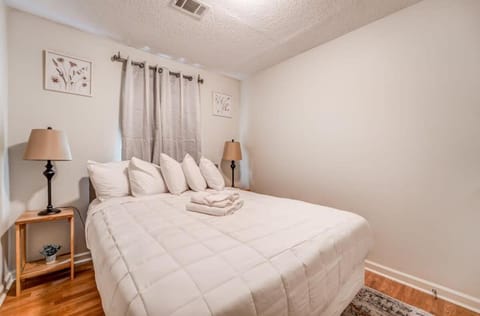 Near Parks & Shopping- Hickory Ridge Hideaway House in Memphis