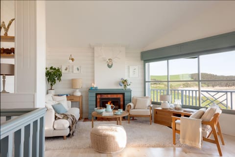 Balcony/Terrace, Living room, Seating area, fireplace, internet