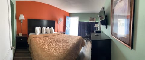 Bed, TV and multimedia, Bedroom, microwave