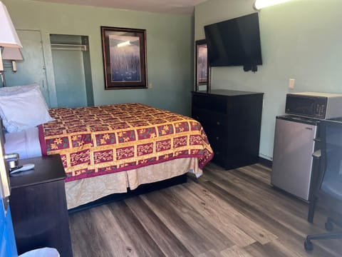 Bed, TV and multimedia, Photo of the whole room, Seating area, Bedroom, microwave