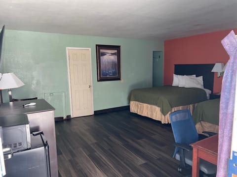 Bed, TV and multimedia, Photo of the whole room, Seating area, Bedroom, microwave, wardrobe