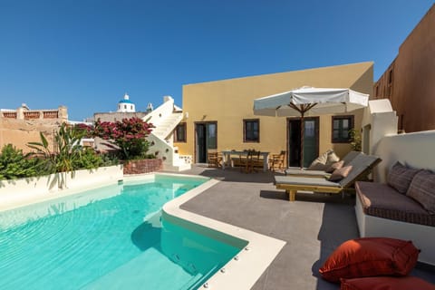 Property building, Swimming pool, sunbed