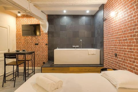 Industrial-style studio with bathtub, Vieux-Lyon Apartment in Lyon