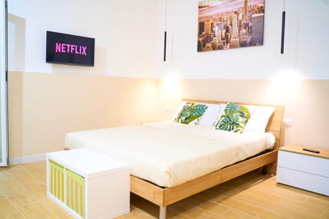 Bed, TV and multimedia, Photo of the whole room, Bedroom