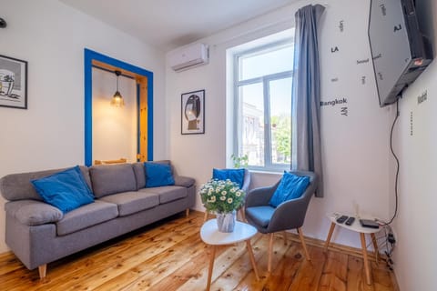 TV and multimedia, Living room, Seating area, air conditioner