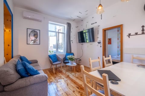 TV and multimedia, Living room, Dining area, Evening entertainment