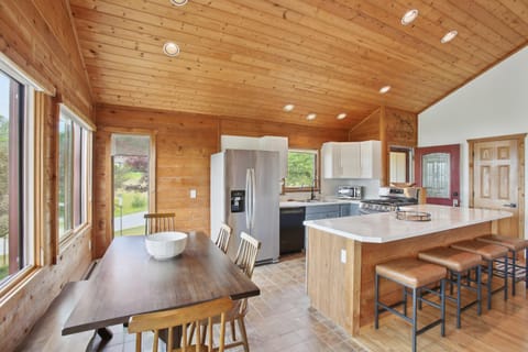 Crystal Lake Vacation Rental, 3 Mi to Betsie River House in Michigan