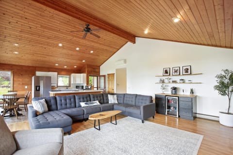 Crystal Lake Vacation Rental, 3 Mi to Betsie River House in Michigan