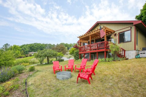 Crystal Lake Vacation Rental, 3 Mi to Betsie River House in Michigan