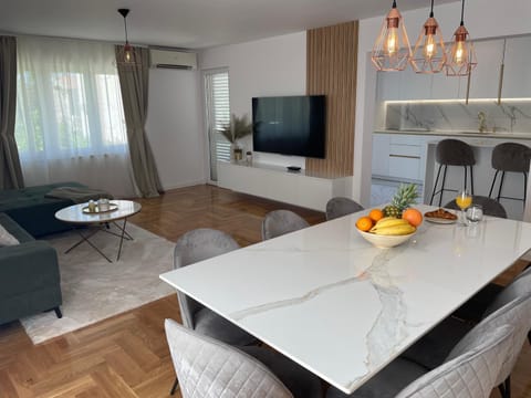 TV and multimedia, Kitchen or kitchenette, Living room, Dining area
