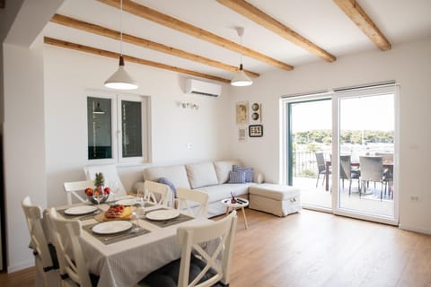 Living room, Seating area, Dining area, air conditioner