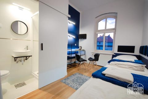 Bed, Bathroom, Bedroom, towels