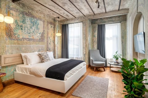 Bed, TV and multimedia, Photo of the whole room, Seating area, Bedroom