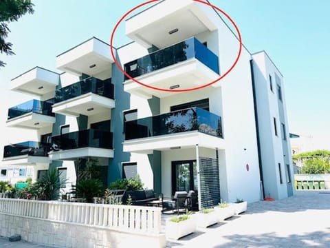 Property building, Patio, Day, Balcony/Terrace