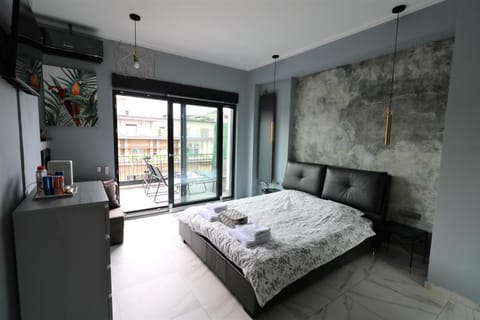 Bed, TV and multimedia, Photo of the whole room, Bedroom, towels