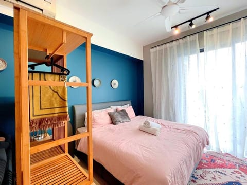 Bed, Photo of the whole room, Bedroom, fireplace, towels