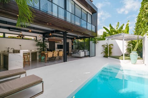 Property building, Day, Swimming pool