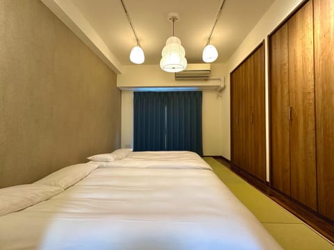 Photo of the whole room, Bedroom, wardrobe