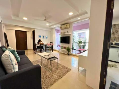 TV and multimedia, Kitchen or kitchenette, Living room, Seating area, Dining area