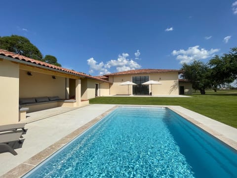 Property building, Hot Tub, Spa and wellness centre/facilities, Pool view, Swimming pool, sunbed