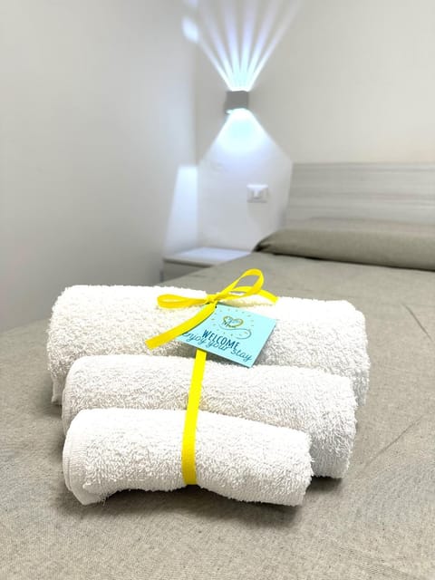 Bed, Bedroom, towels