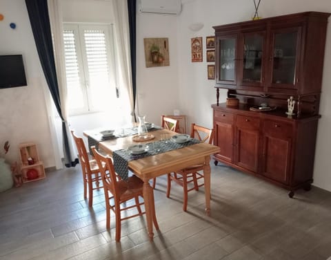 Living room, Seating area, Dining area, air conditioner