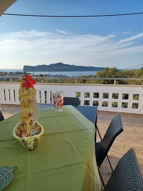 Natural landscape, View (from property/room), Balcony/Terrace, Dining area, Sea view