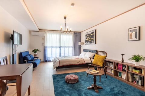 Bed, TV and multimedia, Living room, Seating area, Dining area, Bedroom, air conditioner