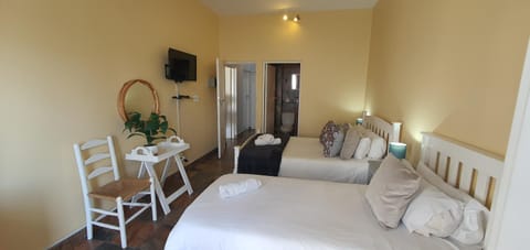 Bed, TV and multimedia, Photo of the whole room, Seating area, Bedroom, towels