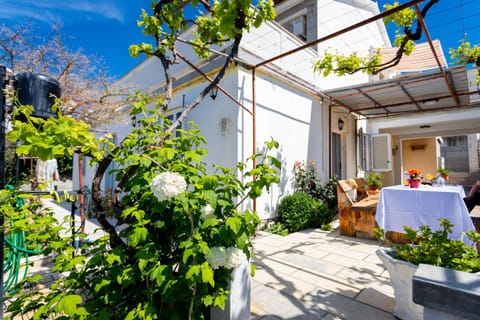 Property building, Patio, Spring, Day, Garden, View (from property/room), Balcony/Terrace, Dining area, Garden view