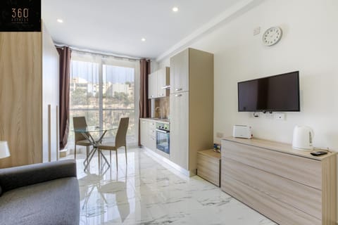 Communal lounge/ TV room, Bed, TV and multimedia, Kitchen or kitchenette, Living room, Photo of the whole room, Seating area, Dining area, Evening entertainment, Bedroom