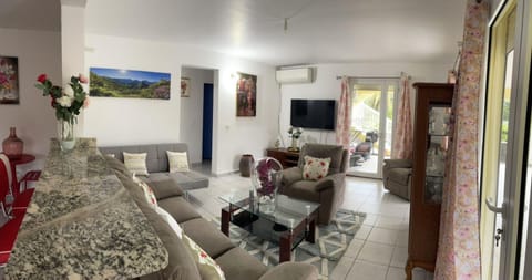 Communal lounge/ TV room, TV and multimedia, Living room, air conditioner