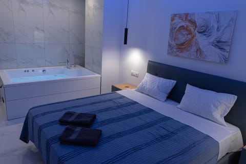 Bed, Hot Tub