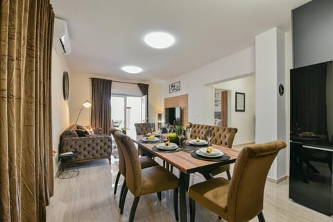 TV and multimedia, Living room, Seating area, Dining area