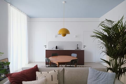 Kitchen or kitchenette, Living room, Seating area, Dining area
