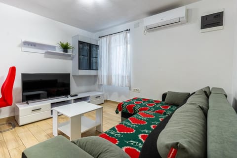 TV and multimedia, Living room, Seating area, air conditioner