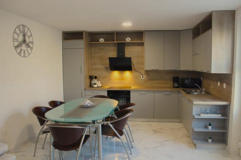 Kitchen or kitchenette, Dining area, minibar