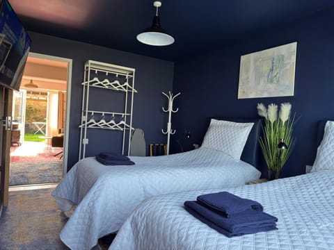 Restaurant/places to eat, Bed, Coffee/tea facilities, Bedroom, Garden view, fireplace, towels, acessibility