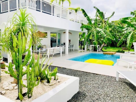 Property building, Patio, Garden, Garden, Garden view, Pool view, Swimming pool, Swimming pool, sunbed