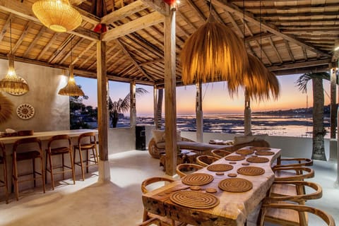 Sunset House Ceningan, 10 person beachview private villa Villa in Nusapenida