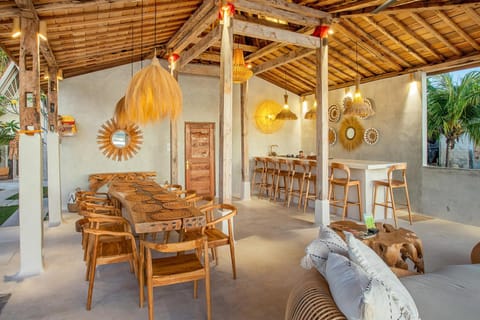 Sunset House Ceningan, 10 person beachview private villa Villa in Nusapenida