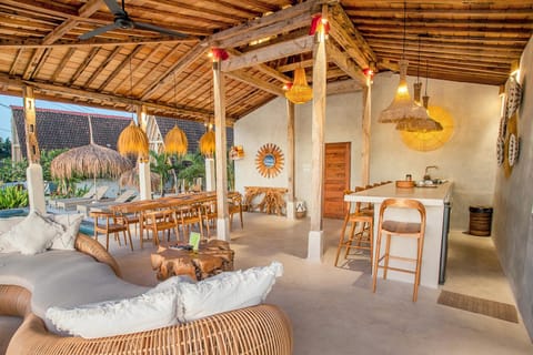 Sunset House Ceningan, 10 person beachview private villa Villa in Nusapenida