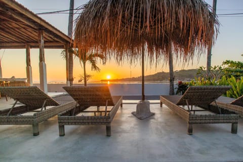 Sunset House Ceningan, 10 person beachview private villa Villa in Nusapenida