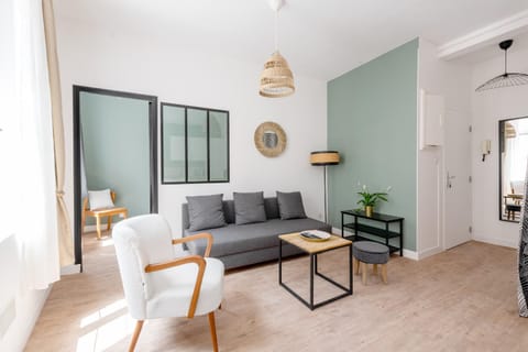 Bed, Living room
